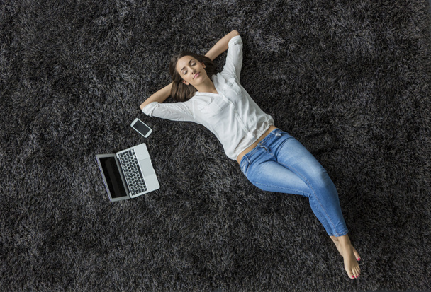 Frau auf dem Teppich liegend - Foto, Bild