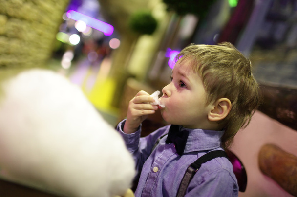 Child eating cotton candy - Fotoğraf, Görsel
