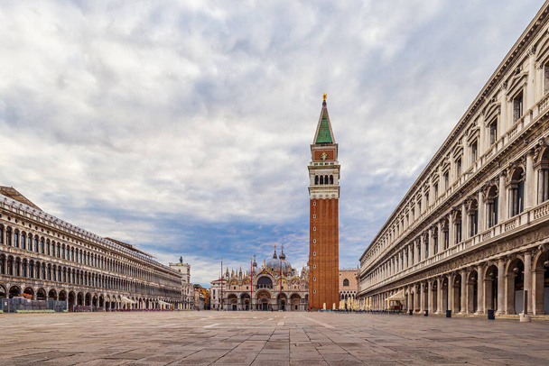 Plaza San Marco con campanario y Basílica de San Marcos en Venecia, Italia - Foto, imagen