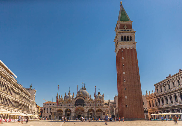 Plaza San Marco con campanario y Basílica de San Marcos en Venecia, Italia - Foto, imagen