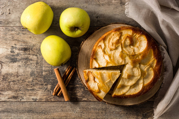 "pastel de manzana casero en mesa de madera" - Foto, imagen