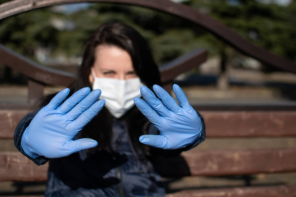 manos de una chica en guantes médicos de goma - Foto, Imagen
