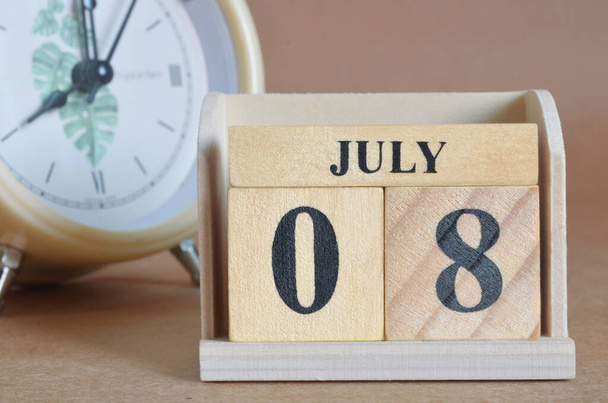 деревянный календарь с июльским месяцем, концепция планирования - Фото, изображение