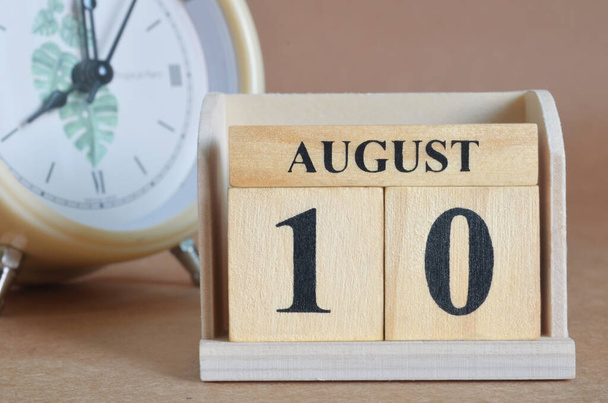 дерев'яний календар з місяцем серпня, концепція планування
 - Фото, зображення