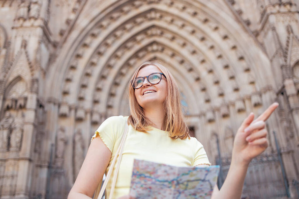 Young optimistic woman tourist happy traveller in glasses and stylish clothes making selfie photo in front of the famous the old Barri Gothic Quarter in Barcelona, Spain - Fotoğraf, Görsel