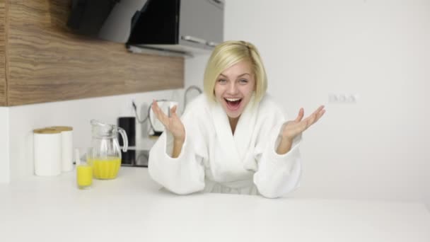 Kobieta się śmiać w kuchni - Materiał filmowy, wideo