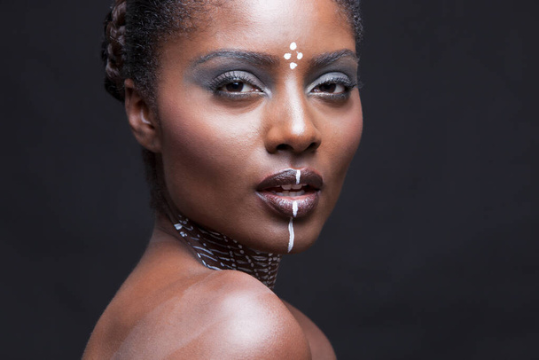 "Muotokuva nuori houkutteleva afrikkalainen amerikkalainen nainen täynnä meikkiä studiossa" - Valokuva, kuva