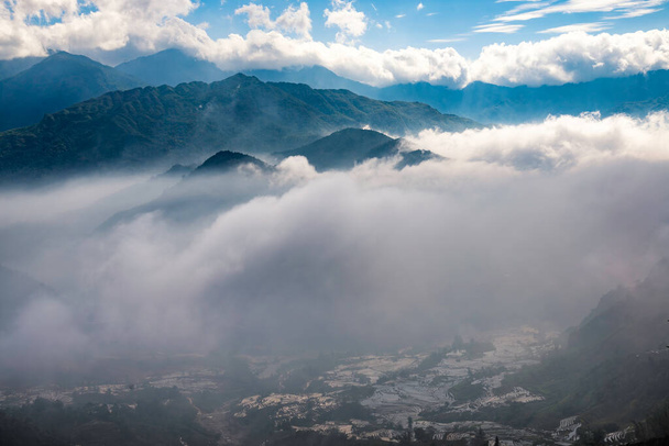 Террасы с рисовым полем. Вид на горы в облаках. Сапа, провинция Лао Цай, северо-западный Вьетнам - Фото, изображение