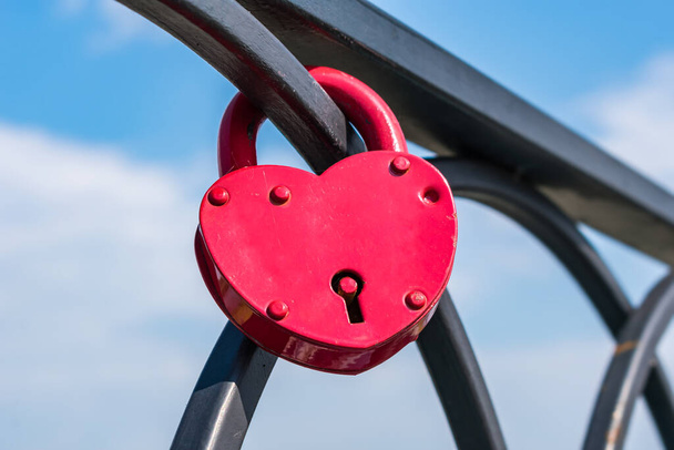 "Serrure pendentif décorative pour les amoureux qui peuvent être verrouillés sur le pont pendant le mariage" - Photo, image