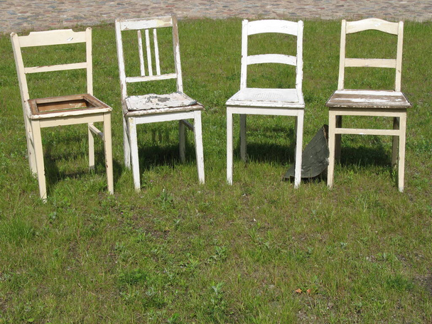 Старые четыре стула на газоне  - Фото, изображение
