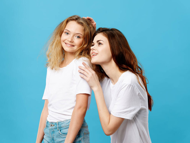 Mamá e hija blanco camisetas abrazos comunicación divertido estilo de vida - Foto, imagen