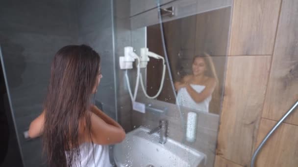 Žena ve vaně ručník po sprše doma sušení vlasy s fénem. - Záběry, video