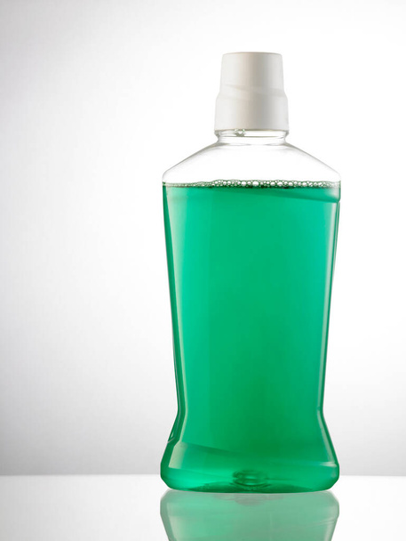 mond wassen fles op witte achtergrond - Foto, afbeelding