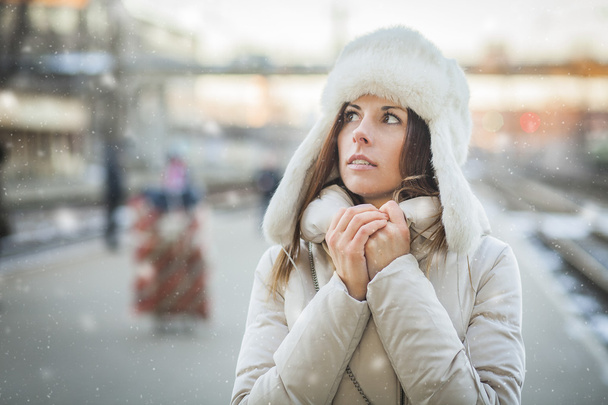 Young woman feeling cold in winter day - Fotoğraf, Görsel