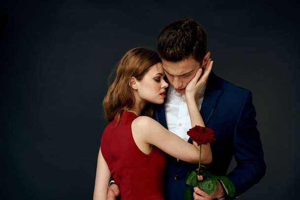 "Krásný pár kouzlo objetí životní styl vztah růže luxusní tmavé pozadí" - Fotografie, Obrázek