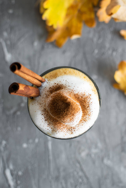 Pittige latte met kaneel, pompoen en slagroom. Pompoen latte in de herfst stemming. Hoge kwaliteit foto. - Foto, afbeelding