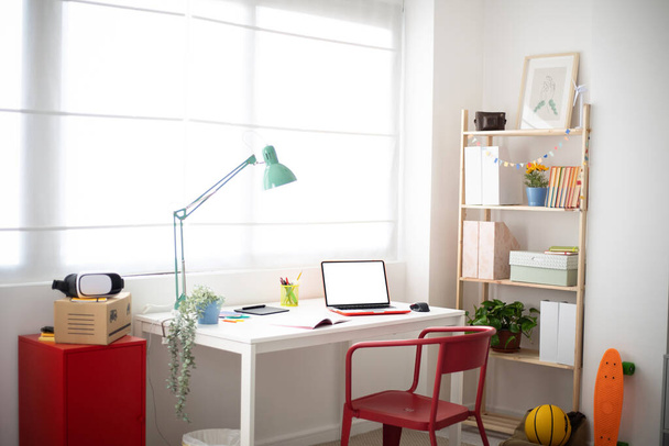 Acogedora habitación interior para adolescentes con escritorio, silla y suministros de educación - Concepto de estilo de vida juvenil - Foto, Imagen
