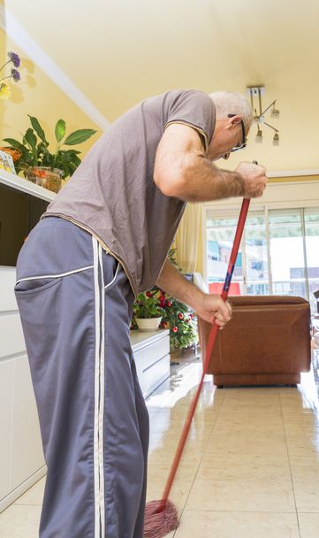 Hombre haciendo tareas domésticas
 - Foto, Imagen