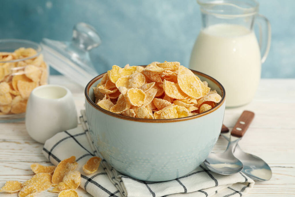 "Έννοια του πρωινού με μούσλι και γάλα σε λευκό ξύλινο τραπέζι" - Φωτογραφία, εικόνα