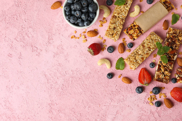 "Granola bars and bowl with blueberry on pink background, top vie" - Foto, imagen
