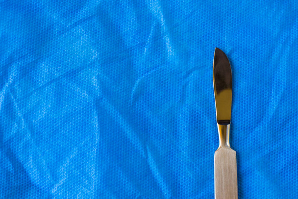 Lama chirurgica sul tavolo sterile, bisturi - Foto, immagini