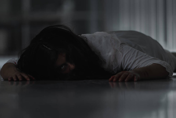 "Horror evil woman ghost creepy lying dead in a dark room at hous" - Fotografie, Obrázek