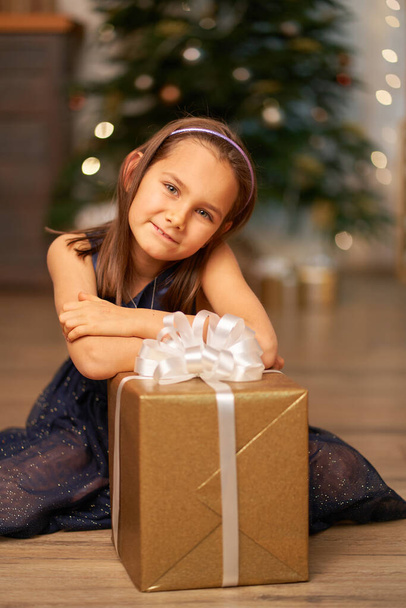 Infância feliz, conto de fadas mágico de Natal. Menina sonha antes de abrir o presente do Papai Noel para o Natal - Foto, Imagem