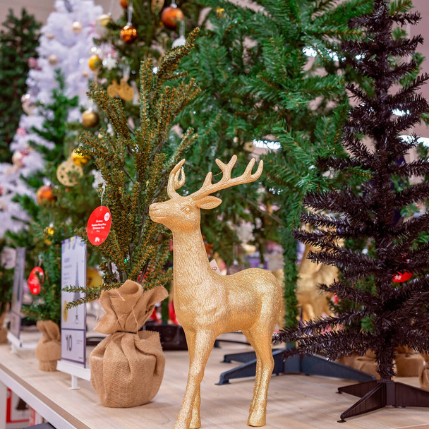 Χριστουγεννιάτικα δέντρα και τάρανδοι προς πώληση  - Φωτογραφία, εικόνα