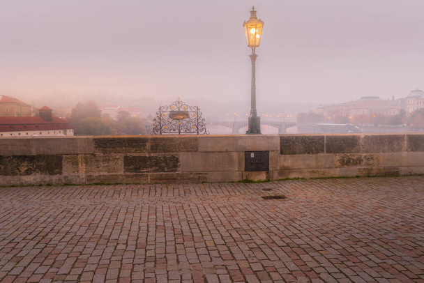"Por la mañana en el Puente de Carlos en Praga" - Foto, imagen