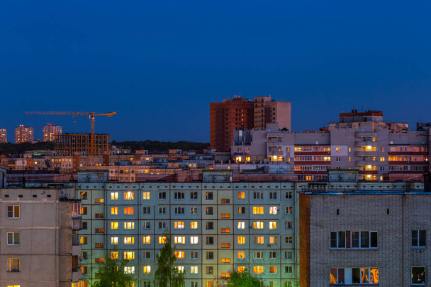 Ramen, daken en gevel van een massa flatgebouwen in Rusland - Foto, afbeelding