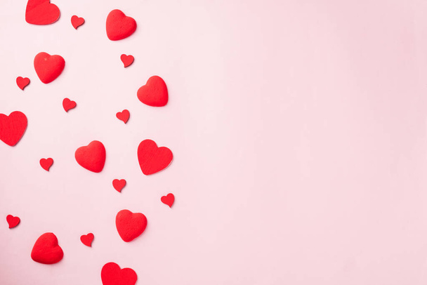 愛のための赤いハート組成グリーティングカードバレンタインデーのコンセプト - 写真・画像
