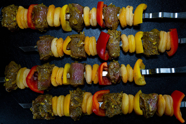 "Filete sudafricano de cordero con pimientos y albaricoques en un pincho" - Foto, Imagen