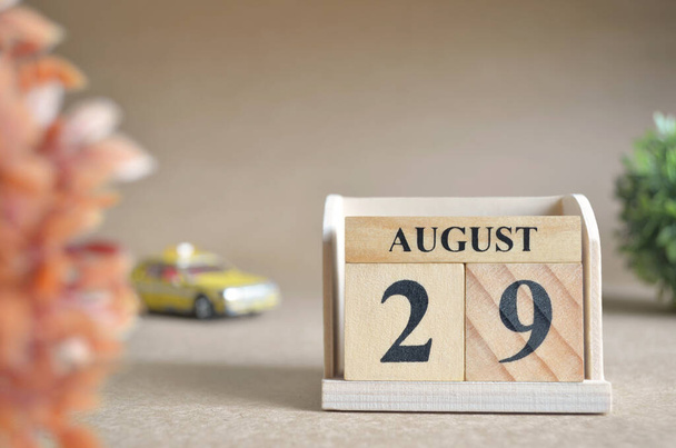 "8月29日で木製ブロックカレンダーのクローズアップショット." - 写真・画像