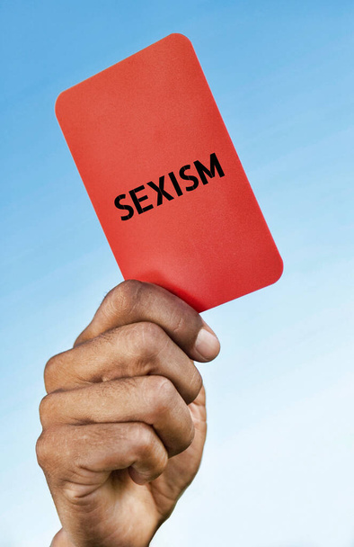 Adam elinde cinsiyet ayrımcılığı için kırmızı kart tutuyor. - Fotoğraf, Görsel