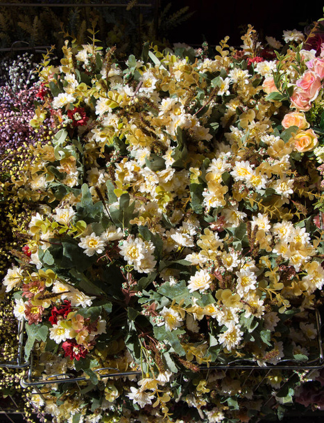 Ψεύτικο τεχνητά λουλούδια σε προβολή  - Φωτογραφία, εικόνα