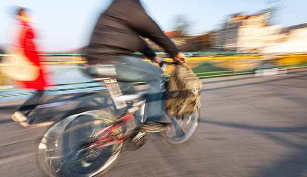 "Radfahrer auf der Stadtstraße" - Foto, Bild