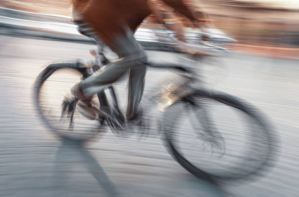 "bisikletçi şehir karayolu üzerinde" - Fotoğraf, Görsel