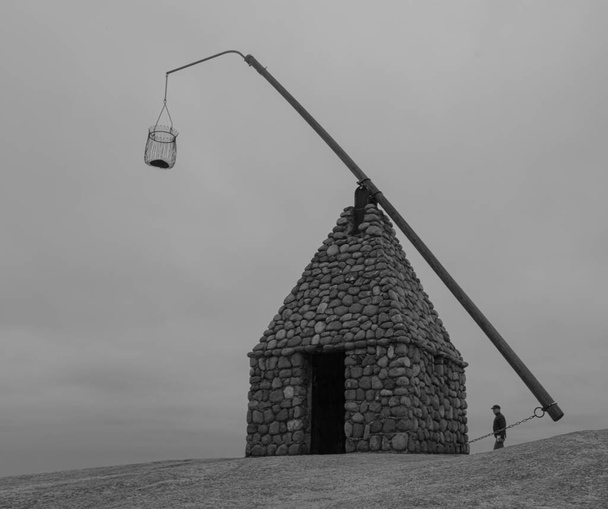 Faro de piedra viejo con cesta para señales de incendio, blanco y negro, El fin del mundo, Tjme, Noruega - Foto, imagen