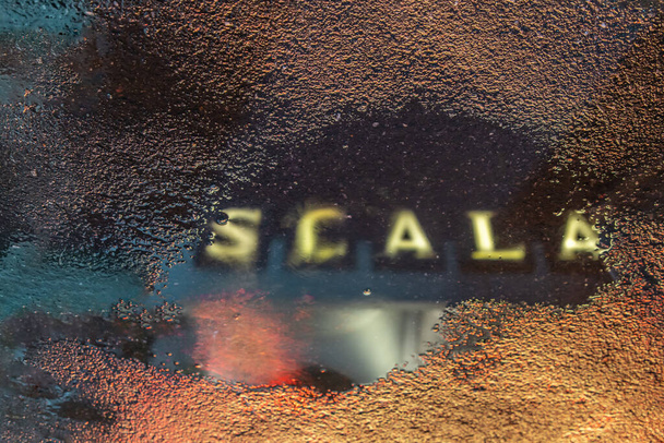 "Η αντανάκλαση του λογότυπου του κινηματογράφου Σκάλα. " - Φωτογραφία, εικόνα