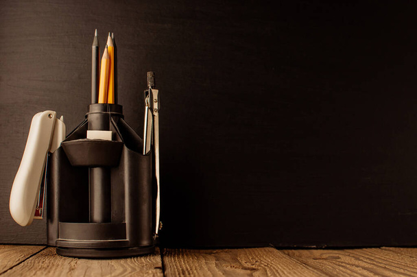 "De vuelta a la escuela, el concepto de crianza. Un surtido de consumibles, significa bolígrafos y lápices, una goma de borrar, cuchillos de papelería, brújulas. Concepto de educación.Espacio de copia. Tonificación rústica y vintage
." - Foto, Imagen