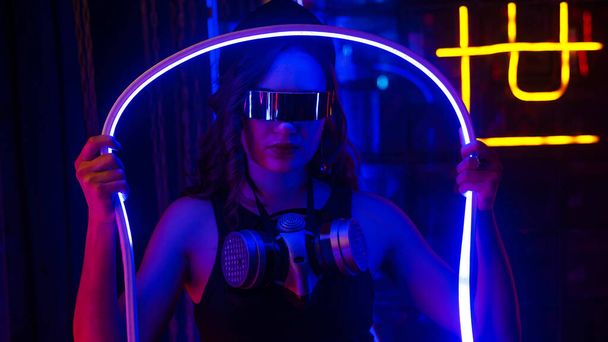 Caucasian woman in sunglasses posing in neon studio - Foto, immagini