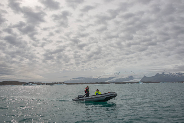 Туристична діяльність в льодовику Лагуна Джокульсарлон з айсбергами в Ісландії, літо - Фото, зображення