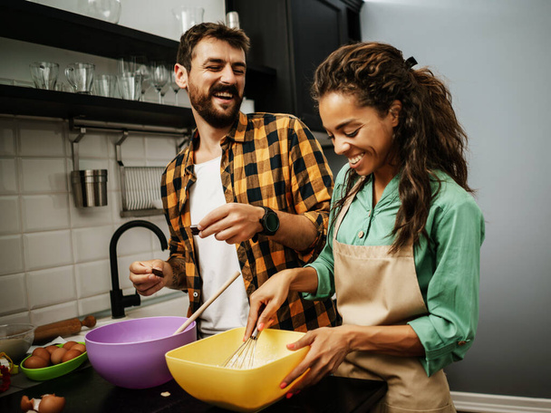 "young couple in kitchen" - Foto, immagini