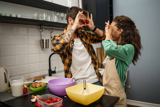 "giovane coppia in cucina" - Foto, immagini