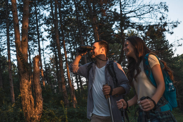 Genç çift birlikte hiking - Fotoğraf, Görsel