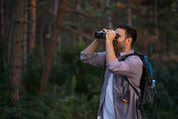 Молодой человек путешествует по лесу
 - Фото, изображение