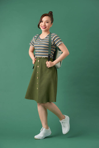 Внутрішня картина молодої привабливої дівчини-підлітка ізольована на зеленому фоні
 - Фото, зображення