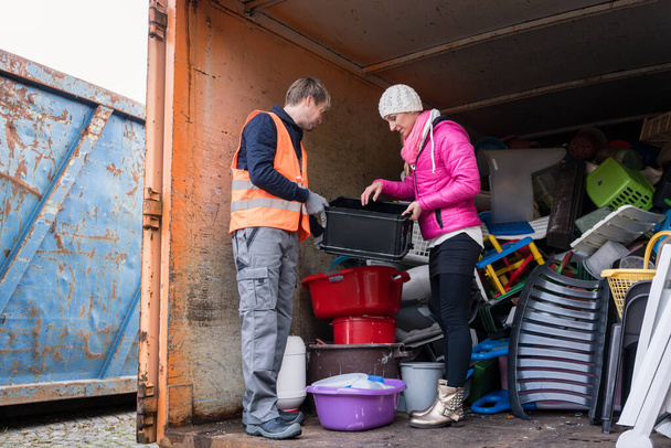 "Mann und Frau im Recyclinghof" - Foto, Bild