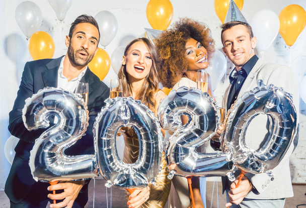 Pessoas do partido mulheres e homens celebrando novos anos véspera 2020
 - Foto, Imagem