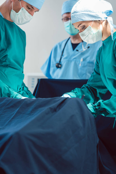 Artsen en chirurgen opereren patiënt in het ziekenhuis - Foto, afbeelding